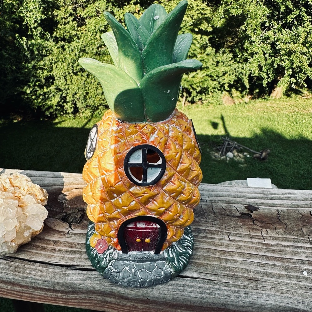 Cheerful Pineapple Solar Garden Light